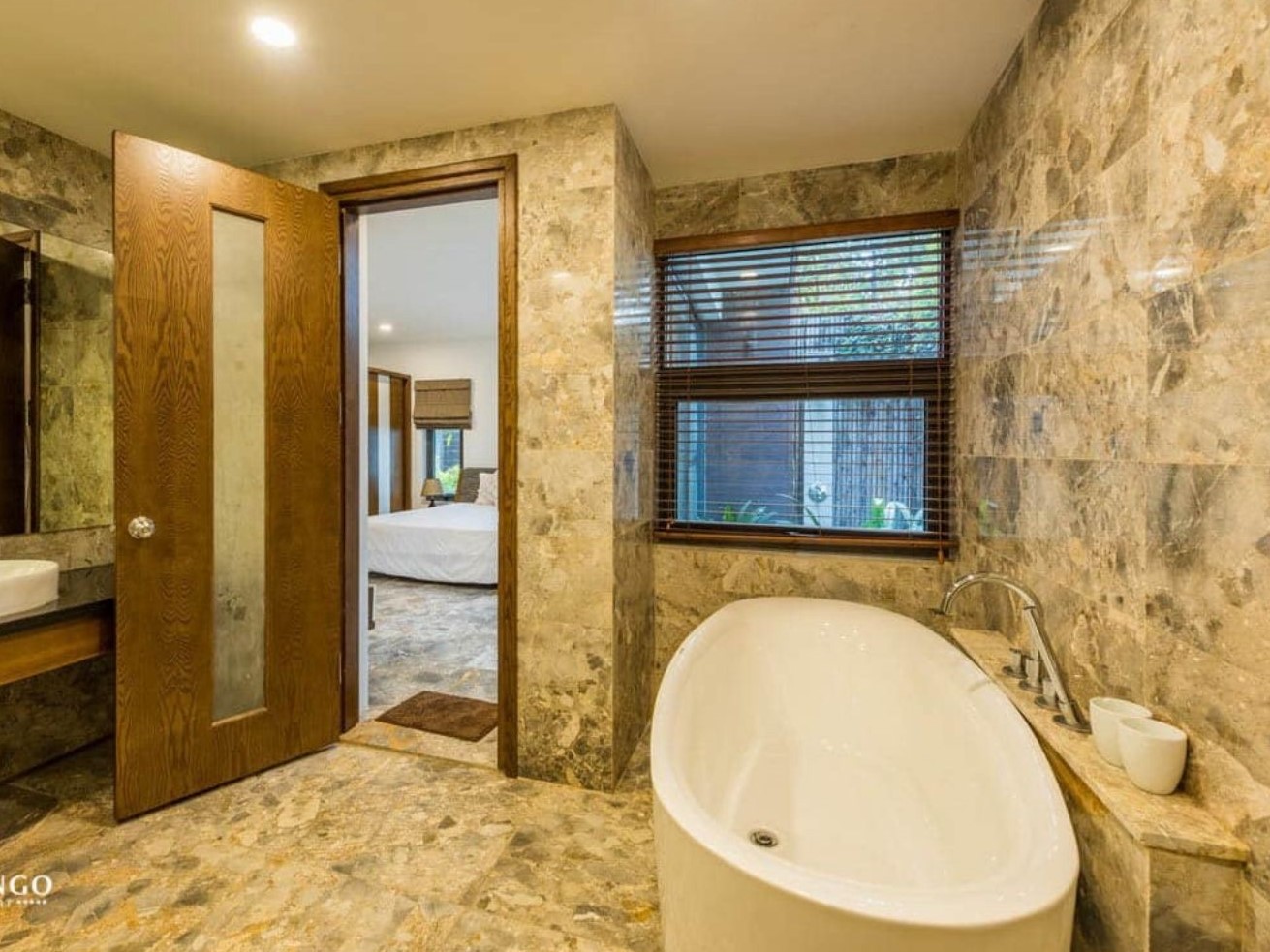 Là dòng đá tự nhiên được lựa chọn ốp tường khu vực vệ sinh thuộc không gian nội thất của ngôi nhà, thay thế cho việc sử dụng gạch thông thường.